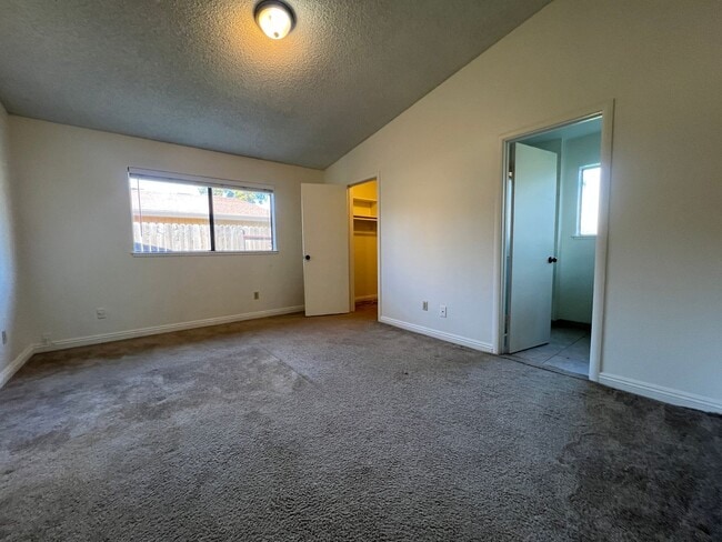 Photo - Lovely Duplex Next To Dining, Shopping, and More.