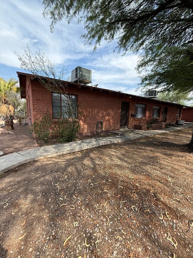 Building Photo - 2536 E Linden St Rental