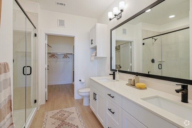 2BR, 2BA - 1,095SF - Master Bathroom