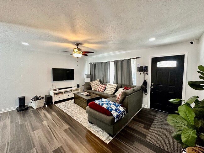 Photo - Entertainers Dream Home With Lots of Chara...