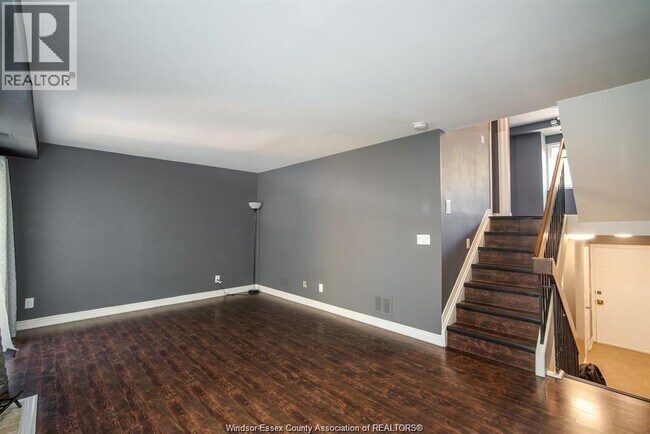 Photo - 3925 Riverside Dr E