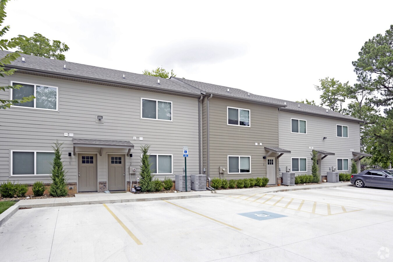 Photo - 335 E Appleby Rd Apartments