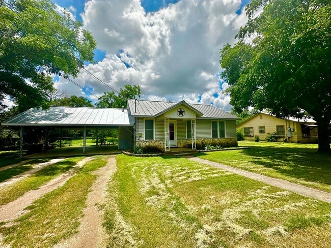 Building Photo - 3/1 with Spacious Yard