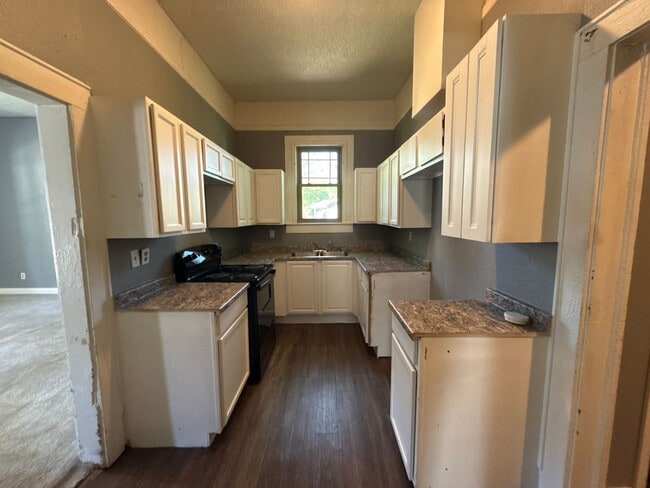 Photo - 3 BED, 2 BATH HOUSE.. WASHER AND DRYER CONNECTIONS. PETS ALLOWED.