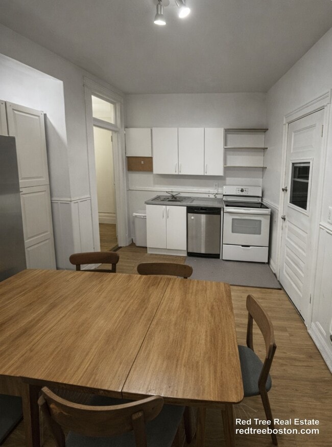 Building Photo - 11 Euston St Unit 2