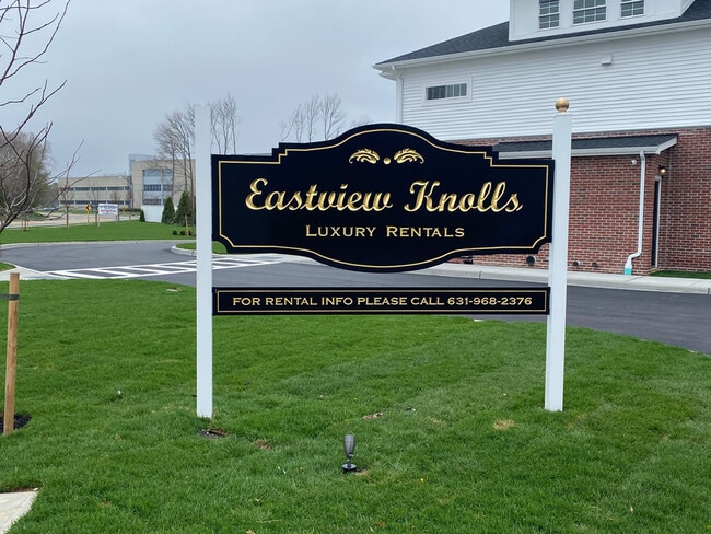 Eastview Knolls - Eastview Knolls Apartments