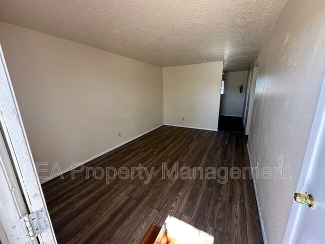 Photo - 308 Virginia St NE