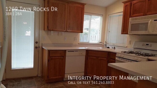 Photo - 1209 Twin Rocks Dr House