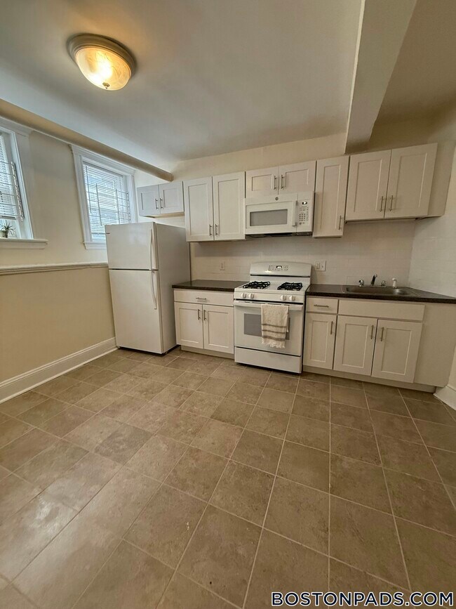 Building Photo - 17 Barrows St Unit B Rental