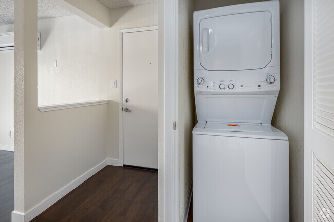 2BR, 1BA - 708SF - Laundry