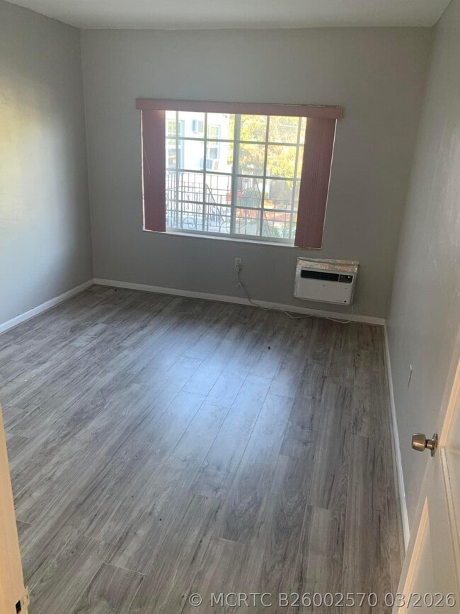 555 SW 16th Ave Unit 13