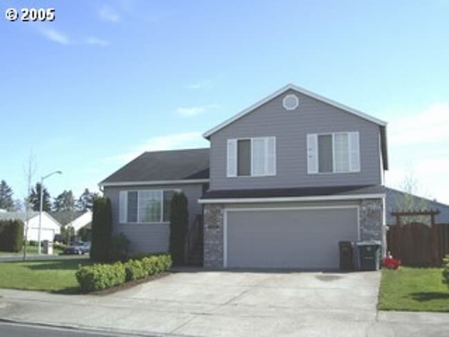 Building Photo - Spacious Tri-Level On Corner Lot Rental