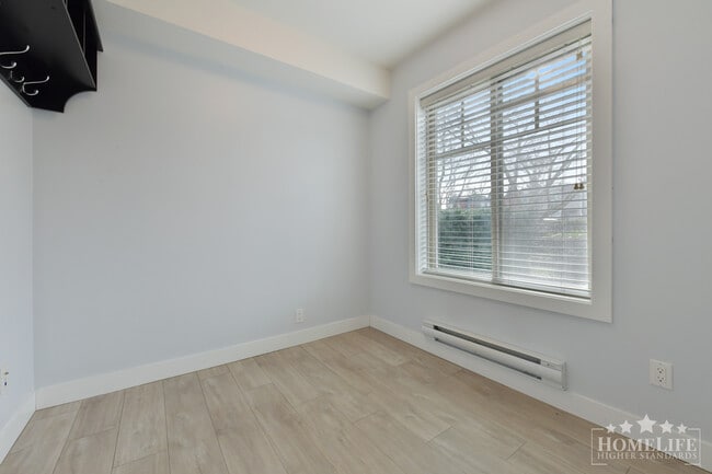 Photo - Bright 3 Level 2 Bedroom Plus Den Townhome with Garage Carport Balcony and Front Yard in South Su... Unité 14