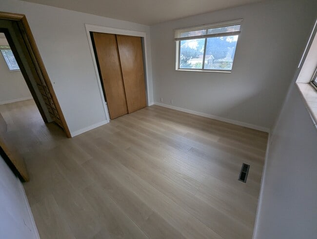 186 E 700 N Unidad 186 E 700 N upstairs