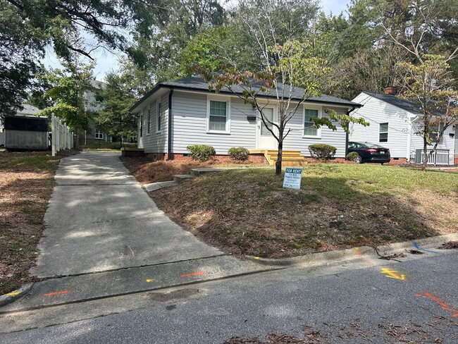 Building Photo - Beautiful Remodeled Two Bedroom House Near...