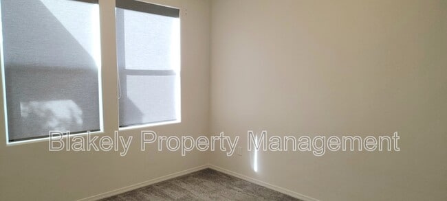 Photo - 682 Diamond Lake St