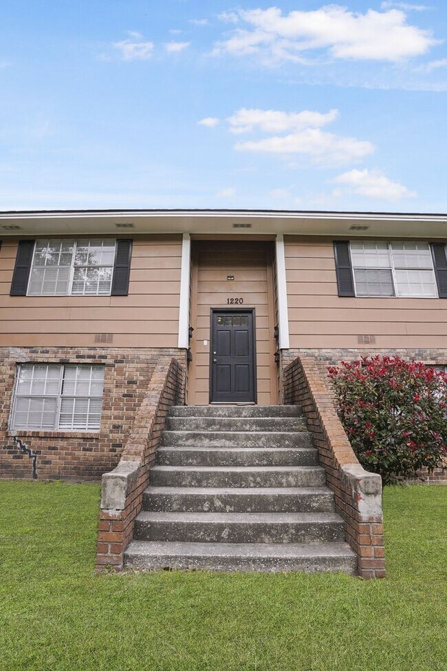 Photo - Charming 1 bedroom 1 Bathroom across from Daffin Park Unit 1220 E Victory Dr 1
