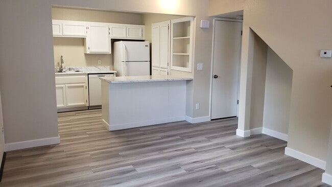 Building Photo - 1465 E Peckham Ln