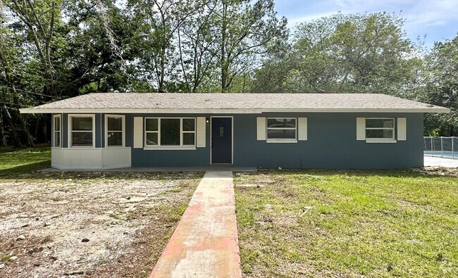 Building Photo - 1/2 month free rent - Home with 3/2 and la...