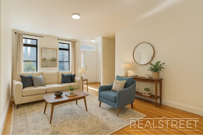 Building Photo - Charming 2 Bed 1.5 Bath Upper Duplex in Bu... Rental