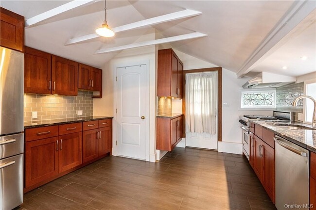 1B Caroll St