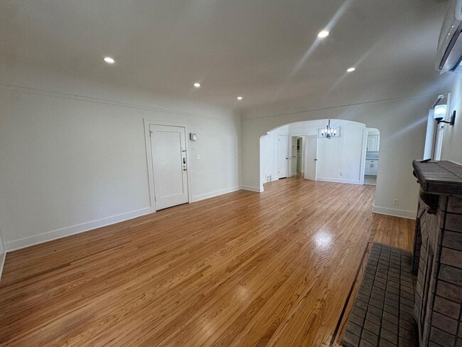 Photo - 115-119 S. Sycamore Ave. Unit 117