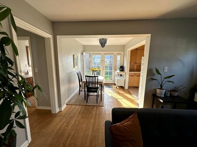 Photo - Charming Fully Furnished Bungalow Rental with Modern Amenities in Roseway!