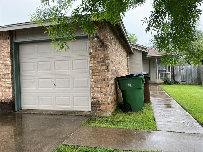 Building Photo - 513 Sierra Cove