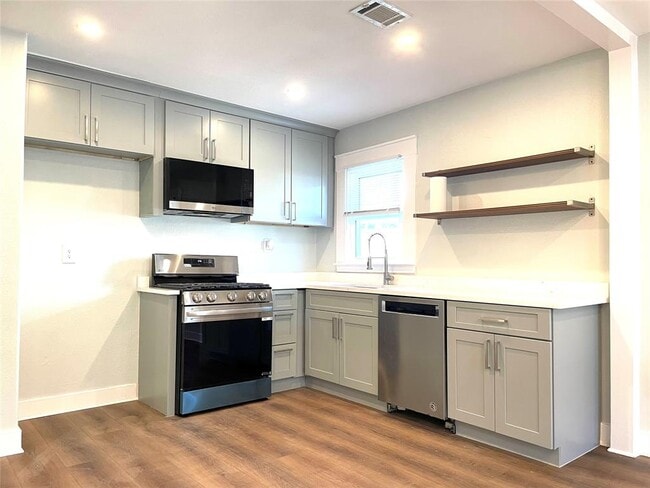 Photo - 807 E Riverside Dr