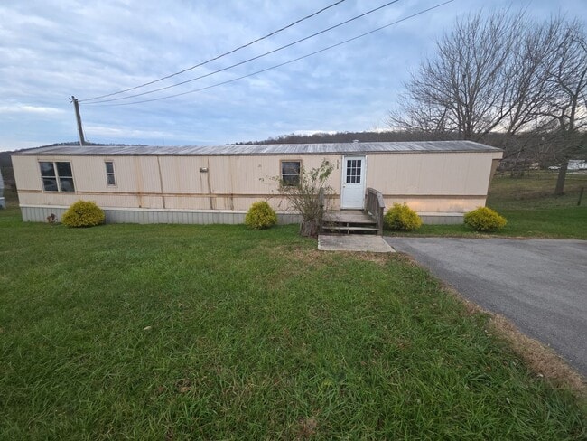 Building Photo - 2-Bedroom, 2-Bath Trailer with Scenic Views in Sparta, TN
