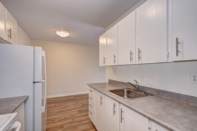 Building Photo - Lakeview Towers