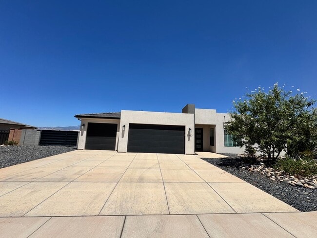 Building Photo - St George Home