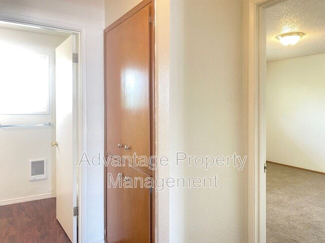 Photo - 365 Jackson St W