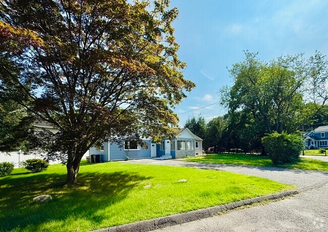Building Photo - 10 Meadowpark Ave W Rental