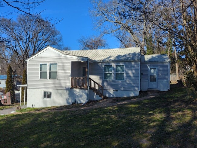 Building Photo - Great Rossville Family Home