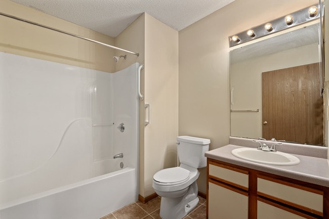 Photo - Shawnee Lake Apartments