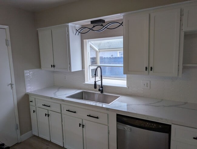 Photo - Nice 3 bedroom 2 bathroom Clovis home with...