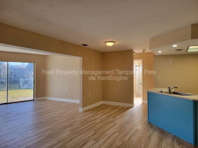 Photo - 1985 Cove Dr