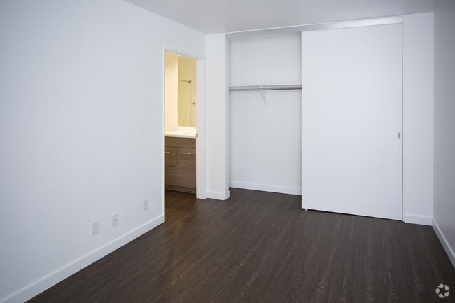 2BR, 2BA-815 SF