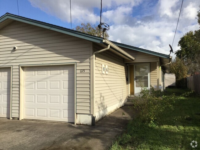 Building Photo - Cute 2 bedroom 1 bath duplex Rental