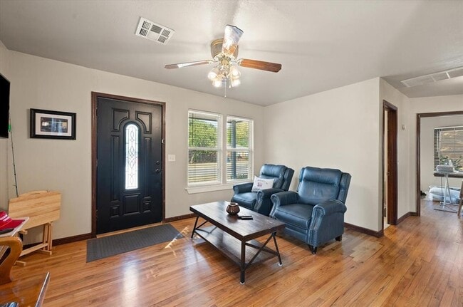 Photo - 520 W 2nd St