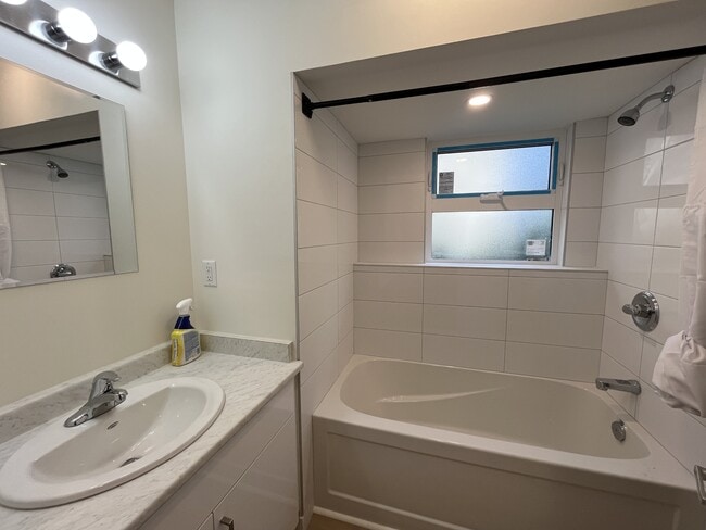 Photo - 566 Prior St