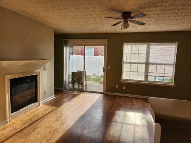 Photo - 579 W Oaks Dr