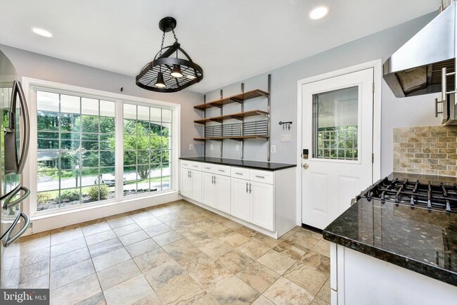 Building Photo - 5012 Dodson Dr Rental