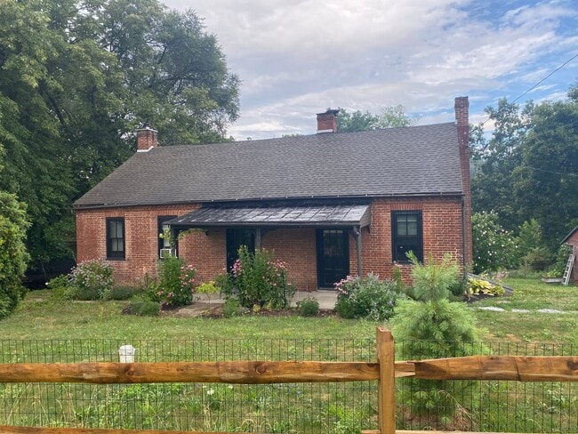 Building Photo - Charming 2BR/2BA Farmhouse-Style Home in Spring Grove Schools!