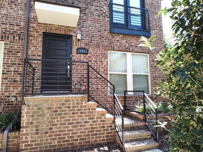 Building Photo - Modern End-Unit Townhome located in the Ce...
