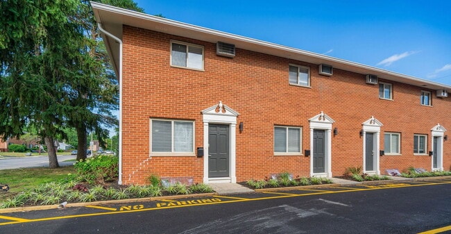 Building Photo - 656 Riverview Dr
