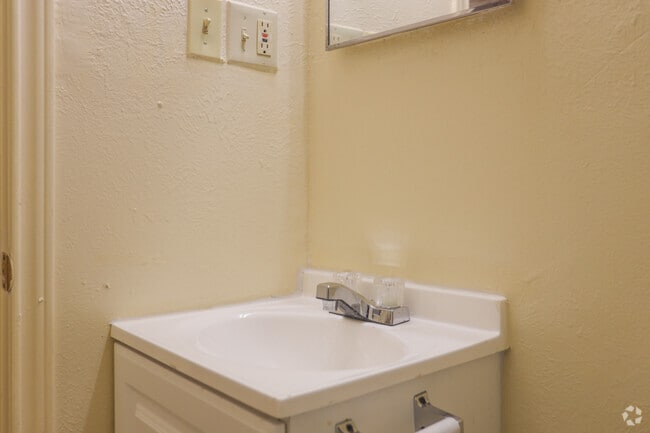 2BR, 1BA - 924SF - Classic