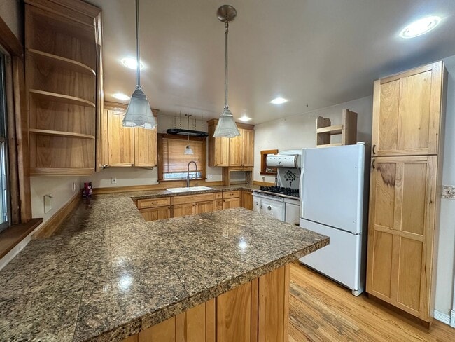 Building Photo - 5 Bed 3 Bath Home-Heat Included/Pets Allowed