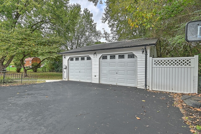 Photo - 2708 Schumway Dr